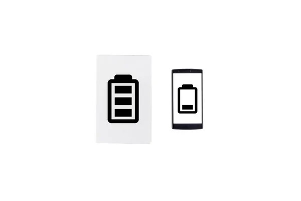 Książki vs telefon. Koncepcja życia baterii. — Zdjęcie stockowe