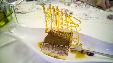 Karamel yongaları ile tirayisu