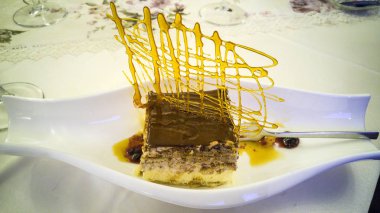 Karamel yongaları ile tirayisu