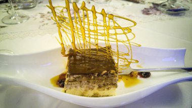 Karamel yongaları ile tirayisu