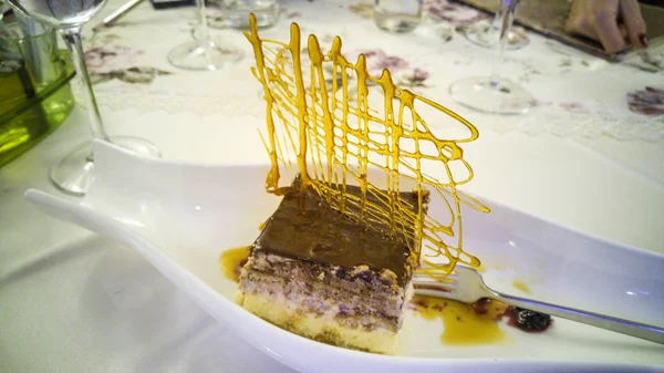 Karamel yongaları ile tirayisu