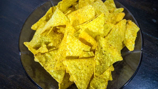 Schüssel mit Thunfischsalat, Tortilla-Chips, Oliven und einem Glas Rotwein — Stockfoto