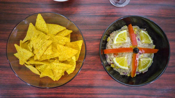 Taça de salada de atum, tortilhas, azeitonas e copo de vinho tinto — Fotografia de Stock