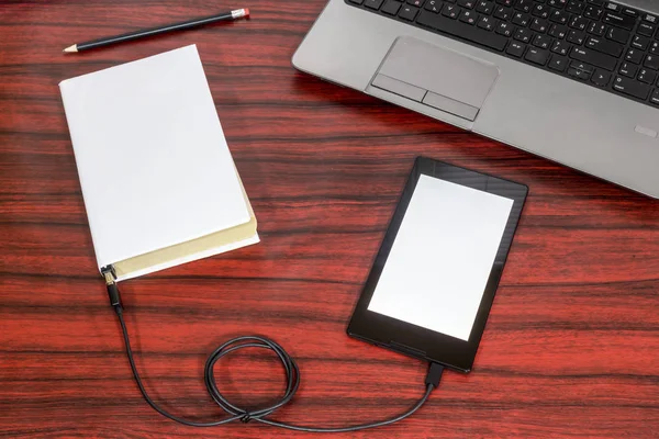 Transferencia de datos entre libro y tableta — Foto de Stock