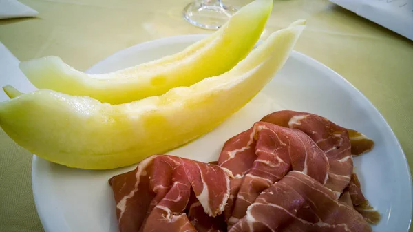 Melão e prosciutto prato — Fotografia de Stock