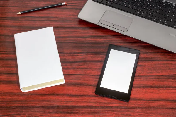 Bok och en tablett på skrivbord — Stockfoto