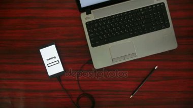 Cep telefonu bilgisayara bağlı. Veri aktarımı.
