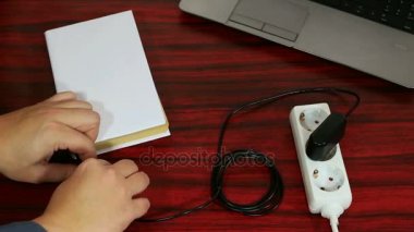 Kitap bir elektrik prizine bağlı.