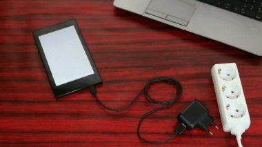 Video bir elektrik prizine bağlı tablet