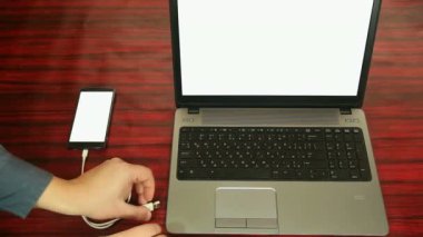 Cep telefonu bilgisayara bağlı. Veri aktarımı.