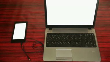 Tablet bağlı bir dizüstü video