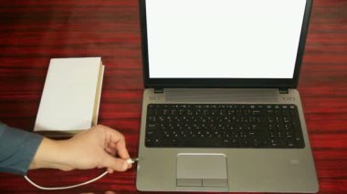 Kitap bir dizüstü şarj