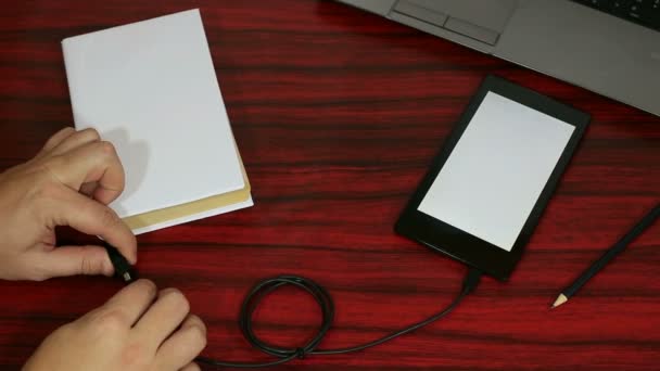 Verbinden Sie ein Buch mit einem Tablet. Datenübertragungskonzept. — Stockvideo