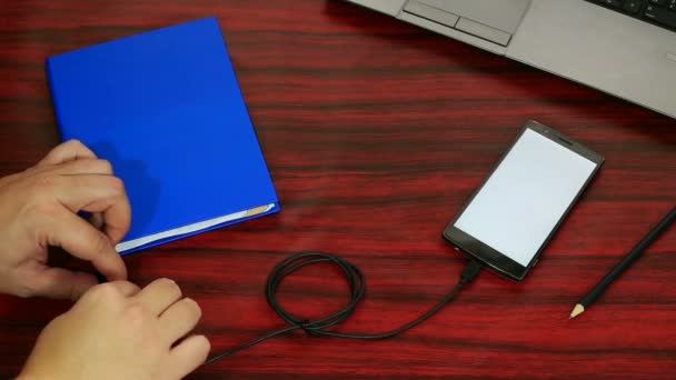 Покладання поруч з ноутбуком і олівцем на столі . — стокове відео