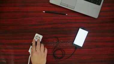 Telefon elektrik soketine ve güç uzatma kablosuna bir kablo ve adaptör aracılığıyla bağlı.