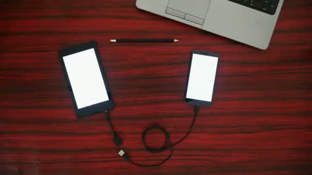 Tableta conectada a smartphone. Transferencia de datos . — Vídeos de Stock