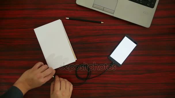 Colocação ao lado de um laptop e lápis em uma mesa . — Vídeo de Stock