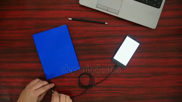 Tendido junto a un ordenador portátil y lápiz en un escritorio . — Vídeo de stock