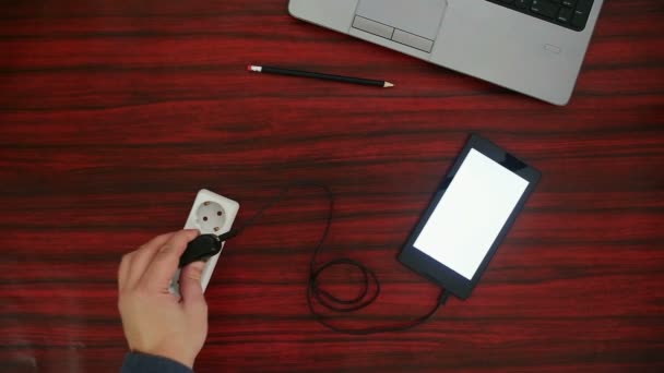 Video bir elektrik prizine bağlı tablet — Stok video