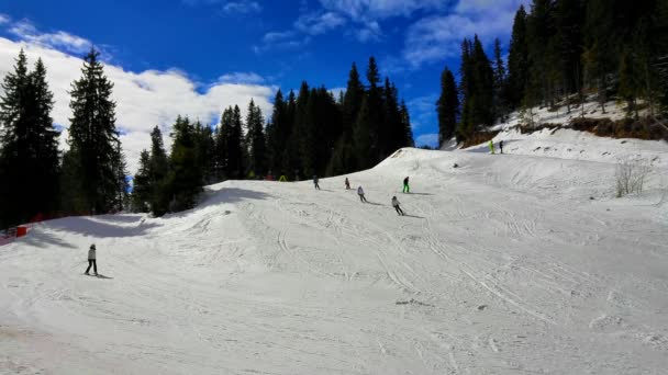 Personer som skidåkning vid Pamporovo ski otell i Bulgarien — Stockvideo