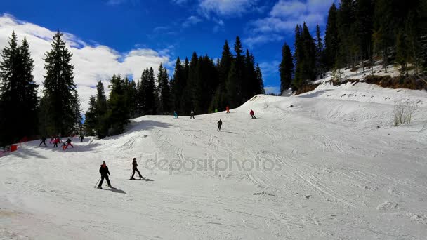 Personer som skidåkning vid Pamporovo ski otell i Bulgarien — Stockvideo