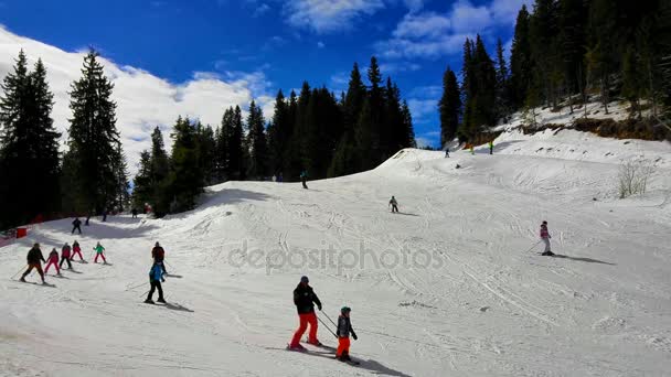 Personer som skidåkning vid Pamporovo ski otell i Bulgarien — Stockvideo