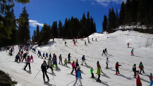 Skiën mensen gekleed met traditionele Bulgaarse kleding. — Stockvideo