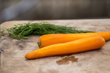 Dereotu ve soyulmuş havuç