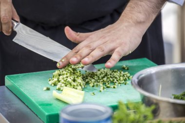 İnce kıyılmış salatalık