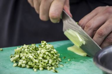 İnce kıyılmış salatalık