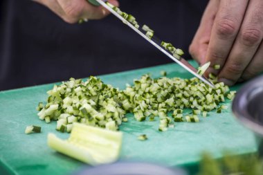 İnce kıyılmış salatalık