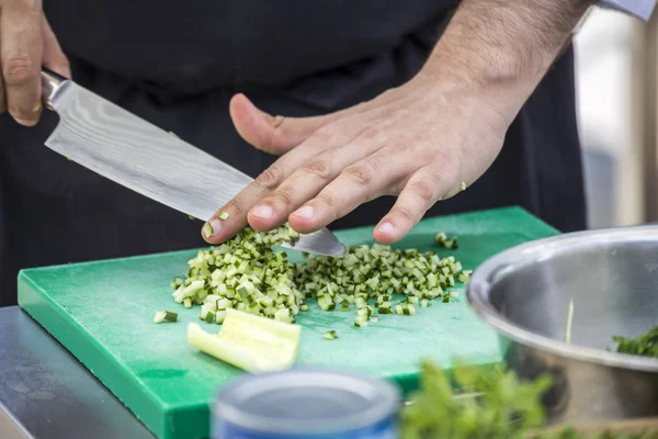 İnce kıyılmış salatalık