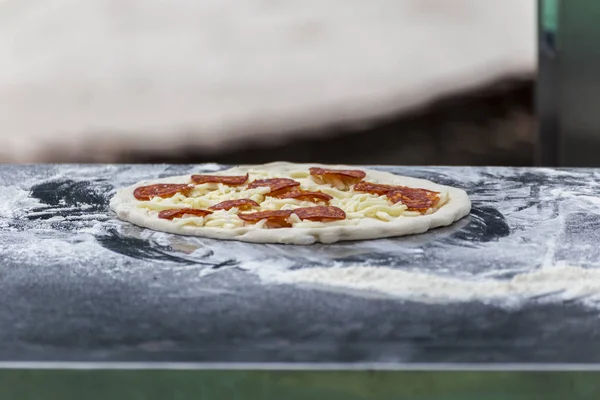Pizza al salame piccante cruda — Foto Stock