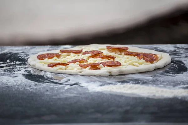 Pizza al salame piccante cruda — Foto Stock