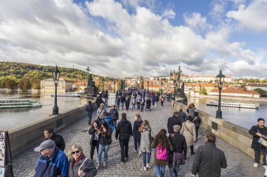 Prag'da kalabalık Charles Köprüsü