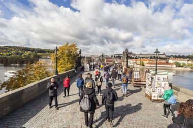 Prag'da kalabalık Charles Köprüsü