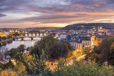 Prag cityscape üzerinde şaşırtıcı günbatımı