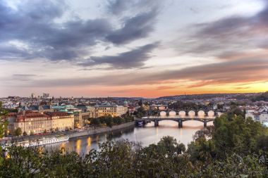 Prag cityscape üzerinde şaşırtıcı günbatımı