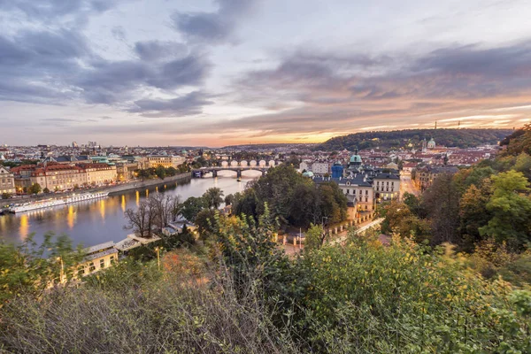 Amazing zonsondergang over Praag stadsgezicht — Stockfoto