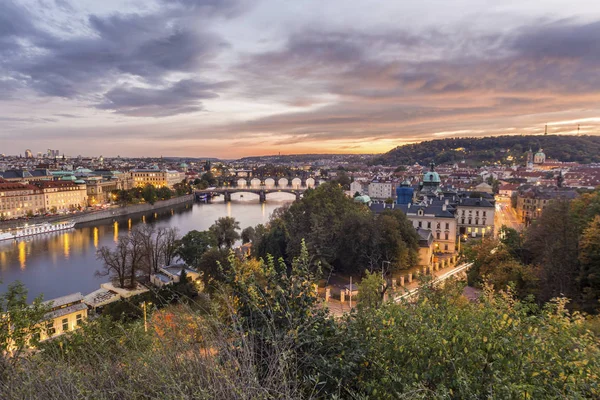 Amazing zonsondergang over Praag stadsgezicht — Stockfoto