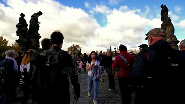 Trångt Karlsbron i Prag — Stockvideo