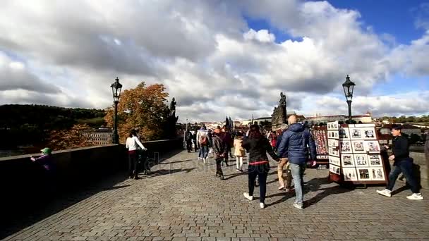 Overvolle Karelsbrug in Praag — Stockvideo