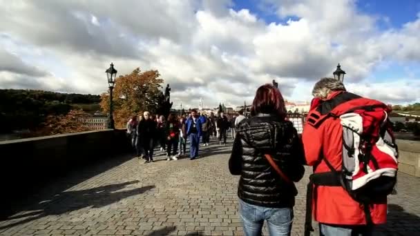 Переповненому Карлового мосту в Празі — стокове відео