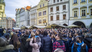 Büyük bir kalabalık fotoğraf çekimi