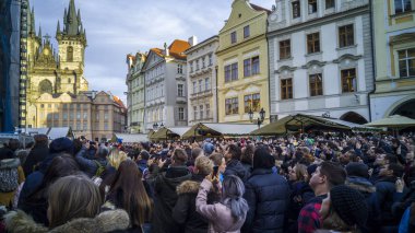Büyük bir kalabalık fotoğraf çekimi