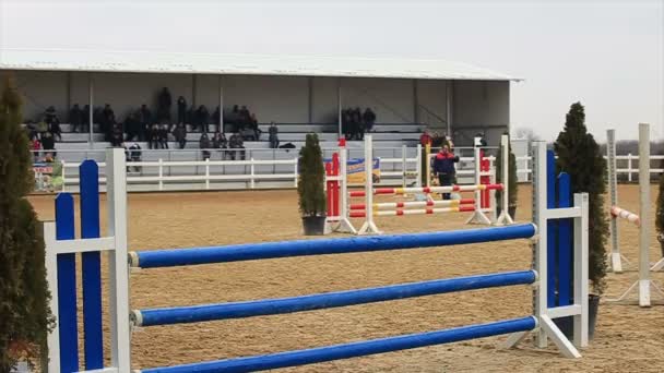 Curso de obstáculos para cavalos e parkour , — Vídeo de Stock