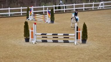 Bir at atlama ve parkour yüksek açılı görünüş,