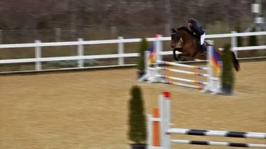 Bir at atlama ve parkour yüksek açılı görünüş,