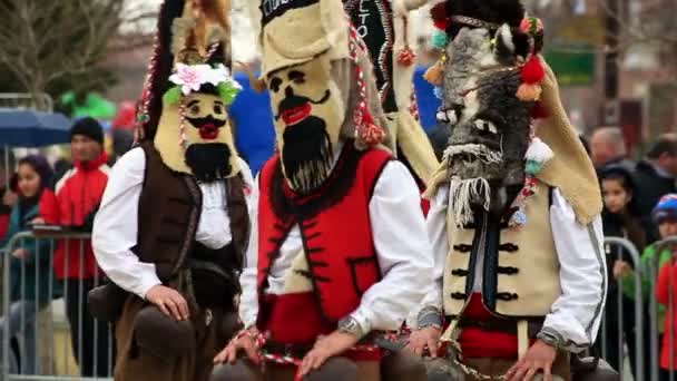 Kukeri - маскарад фестивалю в Раковський, Болгарія — стокове відео