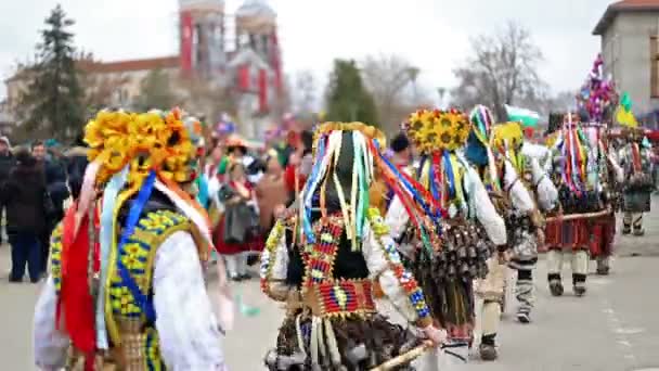 Kukeri - masquerade festival in Rakovski, Bulgarije — Stockvideo